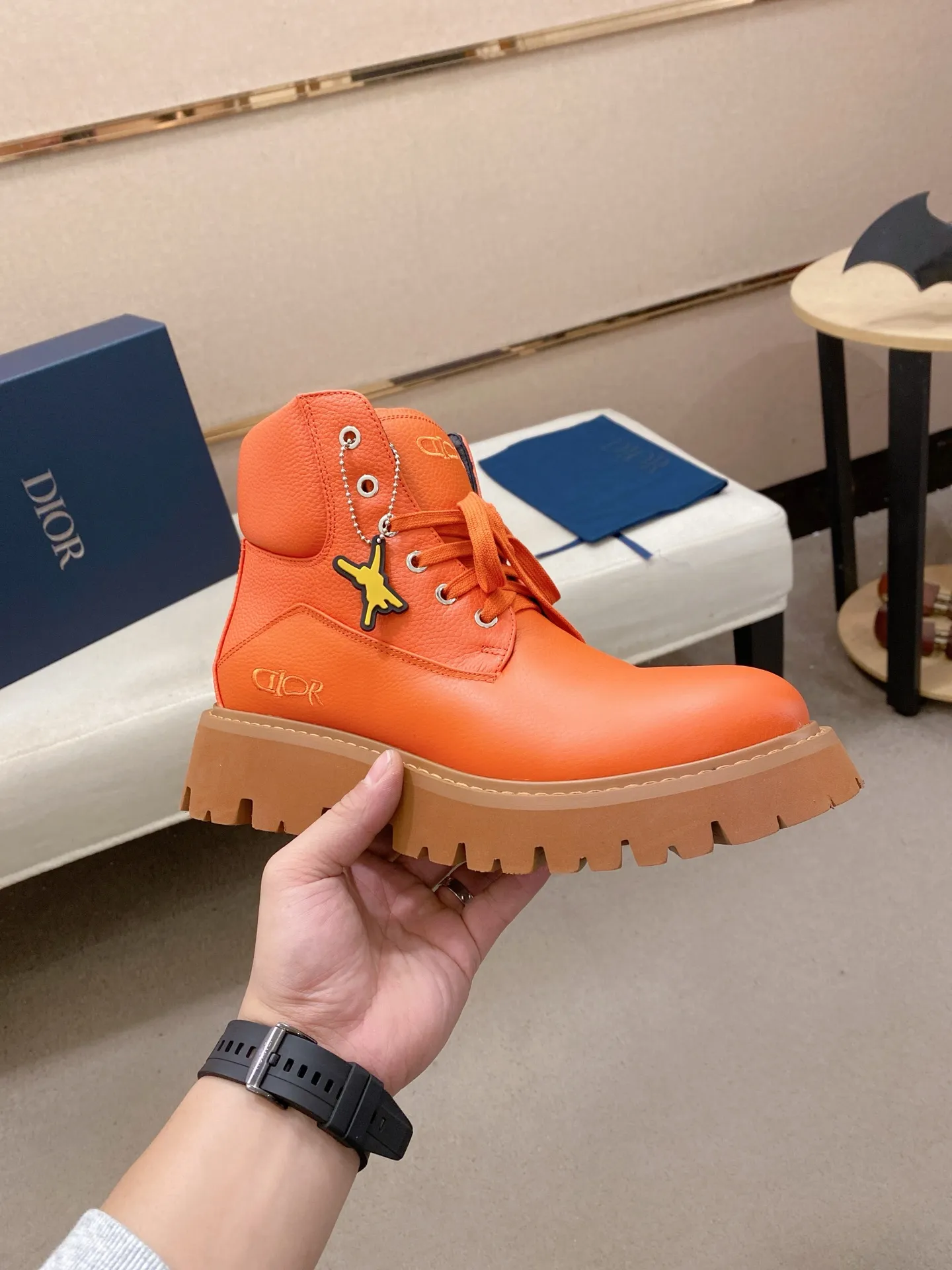 Factory price: 580💰 [Dior·Dior] New casual high-top men's shoes, new spring and summer design, perfect workmanship, lace-up lazy style to create wardrobe quality, upper: imported first-layer cowhide, high-grade sheepskin lining soft and comfortable, ultra-light TPU wear-resistant outsole, simple, versatile fashion men's shoes, excellent color code number 38-44. Customized at 45.46